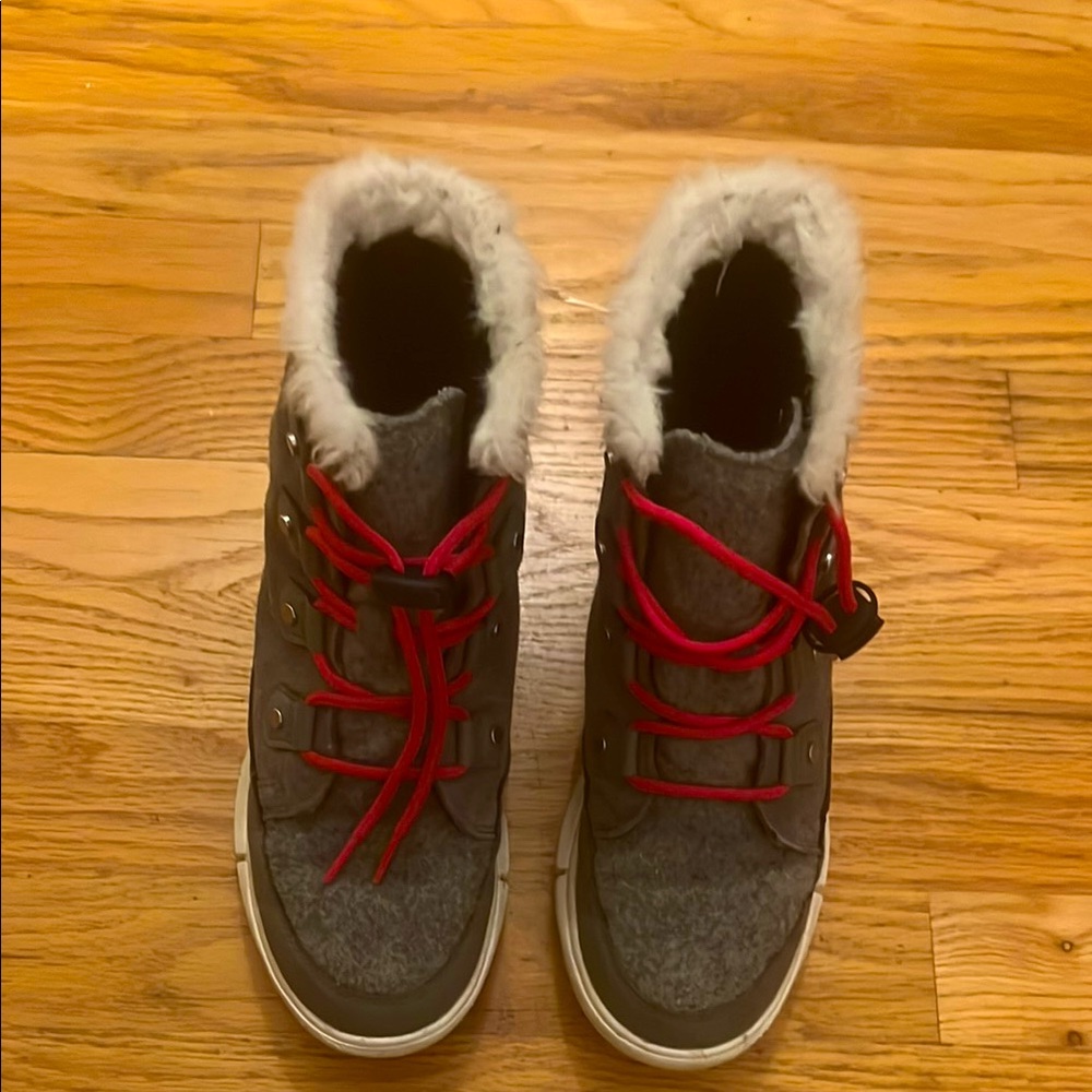 Sorel snow boots, size 3